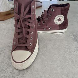 Converse Women Size 8/ Men’s Size 6
