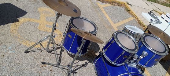 Pearl Blue Drum Kit with Cymbals and Hardware