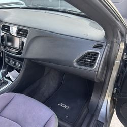 2012 Chrysler 200 Convertible 2 Door $5,900