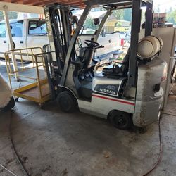 2005 Nissan 40 Propane Forklift