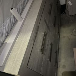 Funiture /beds /tvs /high Stools