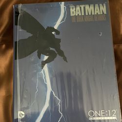 Mezco One:12 Batman The Dark Knight Returns - black & gray variant 