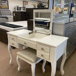 Vanity Built Mirror With Stools 