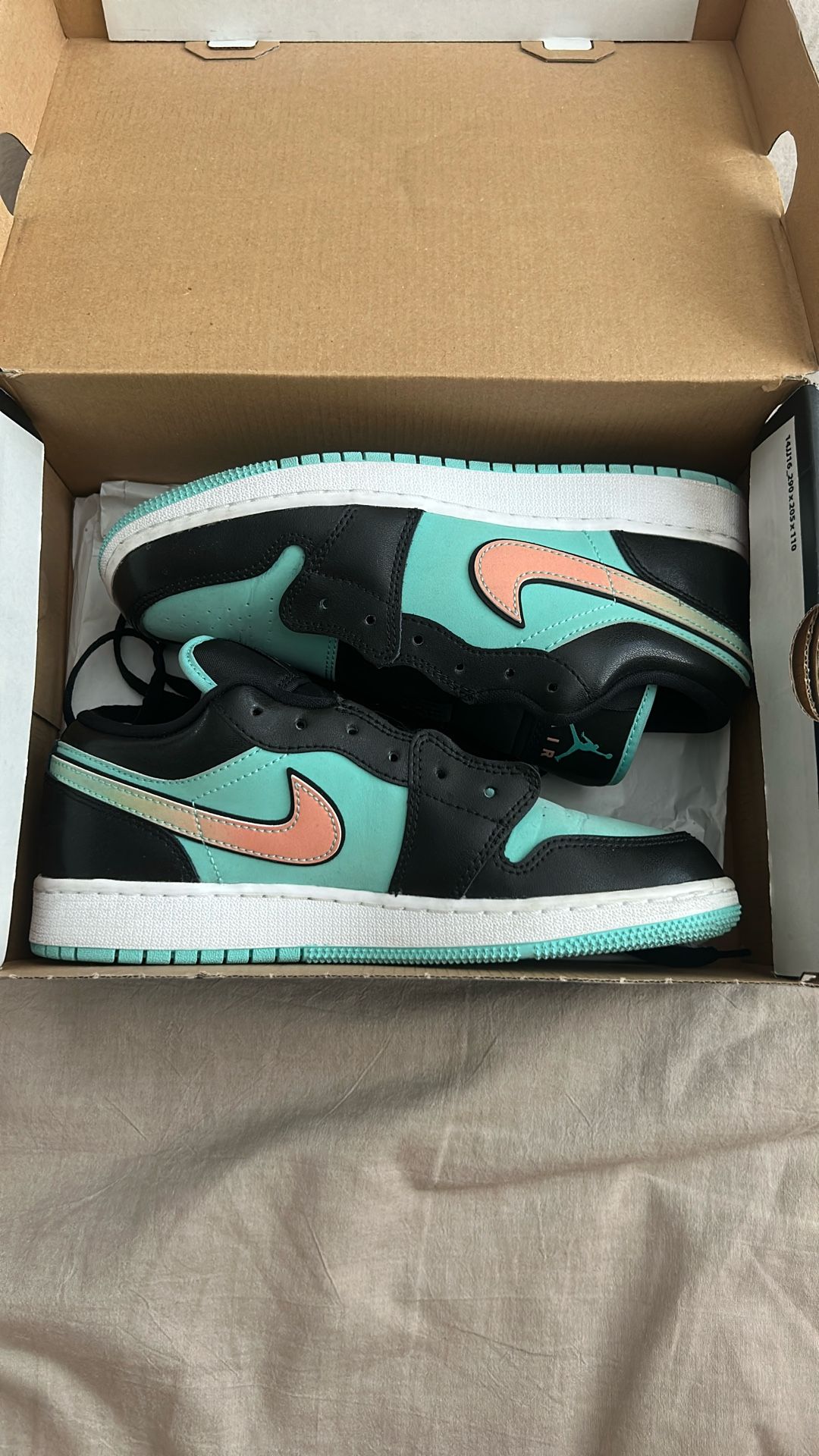 Air Jordan 1 Low SE Tropical Twist