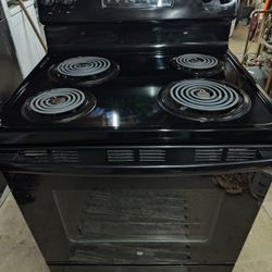 GE SELF CLEANING OVEN, COIL TOP ELECTRIC STOVE IN BLACK