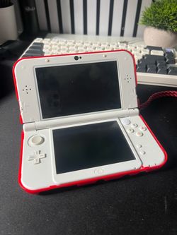 White Nintendo New 3DS XL Handheld Console