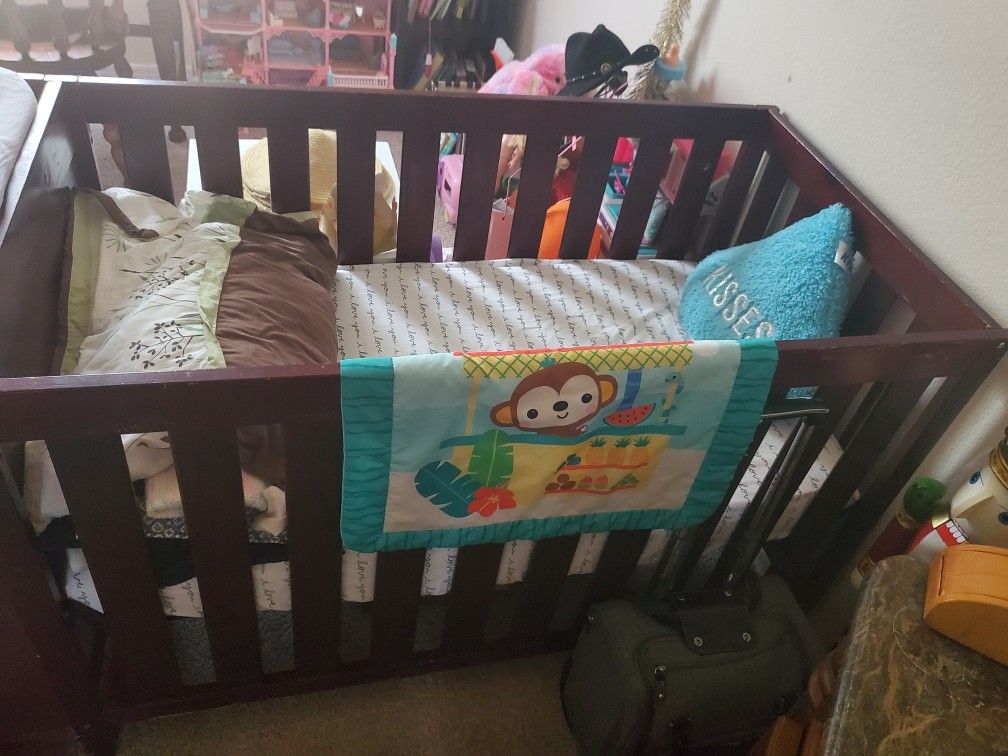 Infant Crib/Toddler Bed With Changing Table