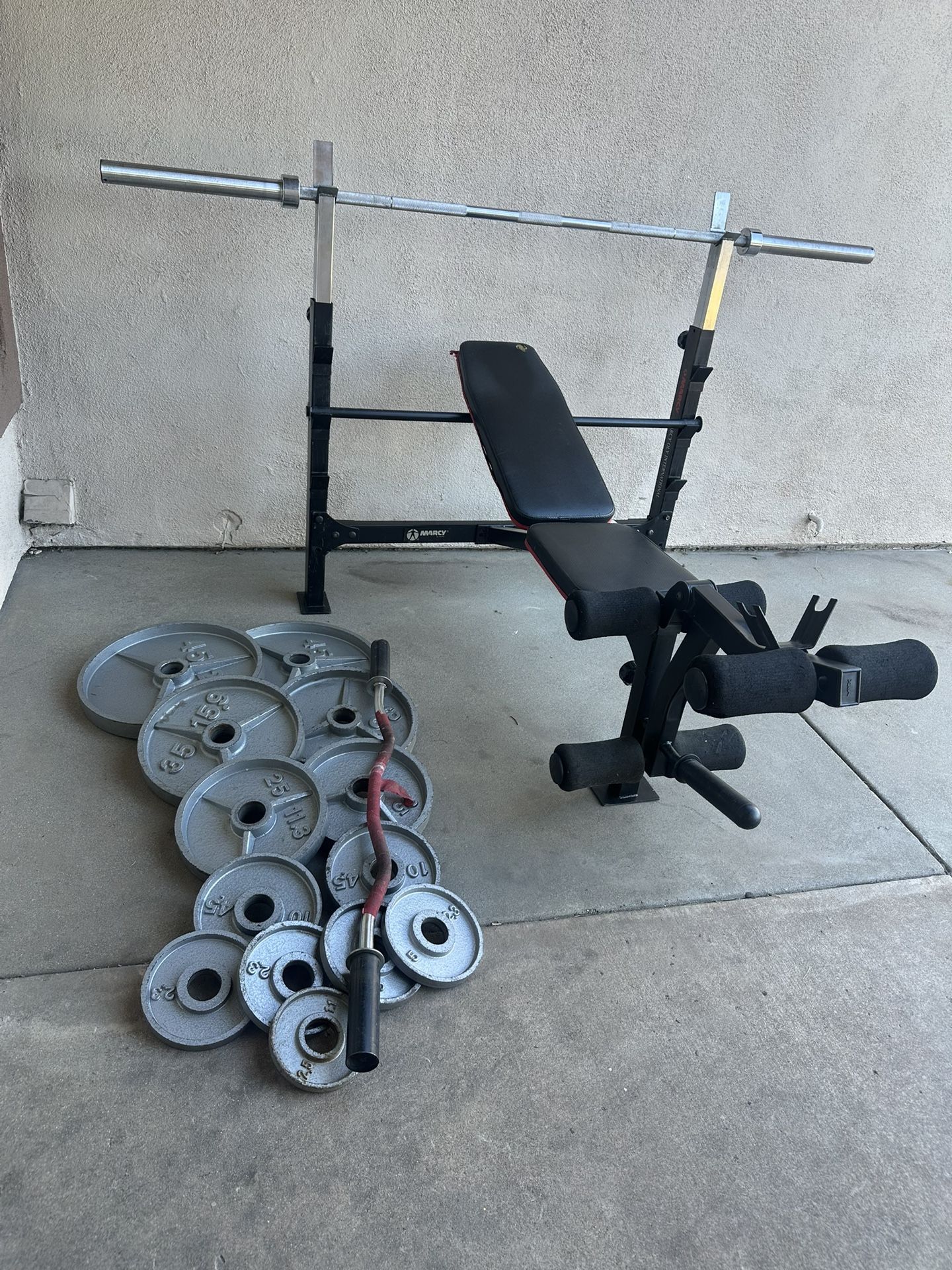 Bench press with 7ft 45lbs bar plus 252lbs of Olympic weights and curl bar