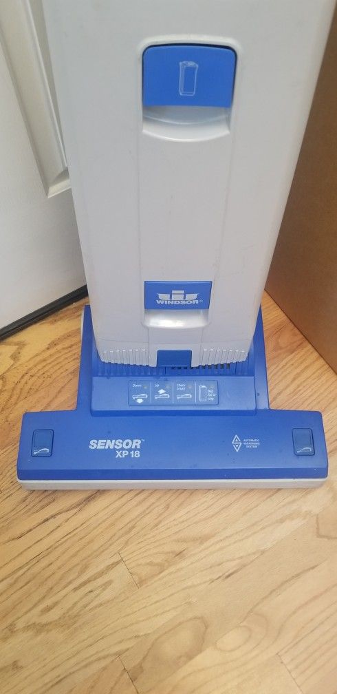 NEW cond Windsor COMMERCIAL VACUUM WITH COMPLETE ATTACHMENTS , AMAZING POWER SUCTION , WORKS EXCELLENT , IN THE BOX