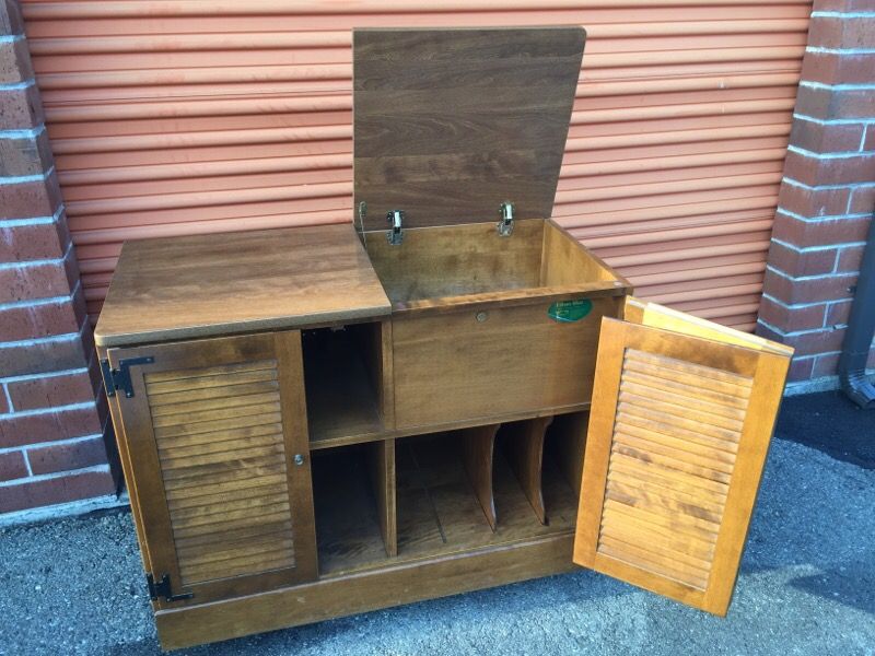 Vintage ETHAN ALLEN MAPLE record Player and records Cabinet