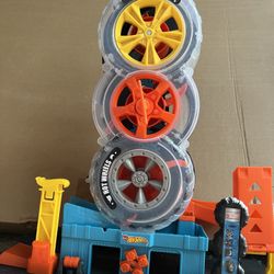 Hot Wheels City Super Twist Tire Shop Playset