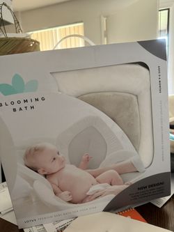 Blooming Bath Lotus Bath Mat / tub
