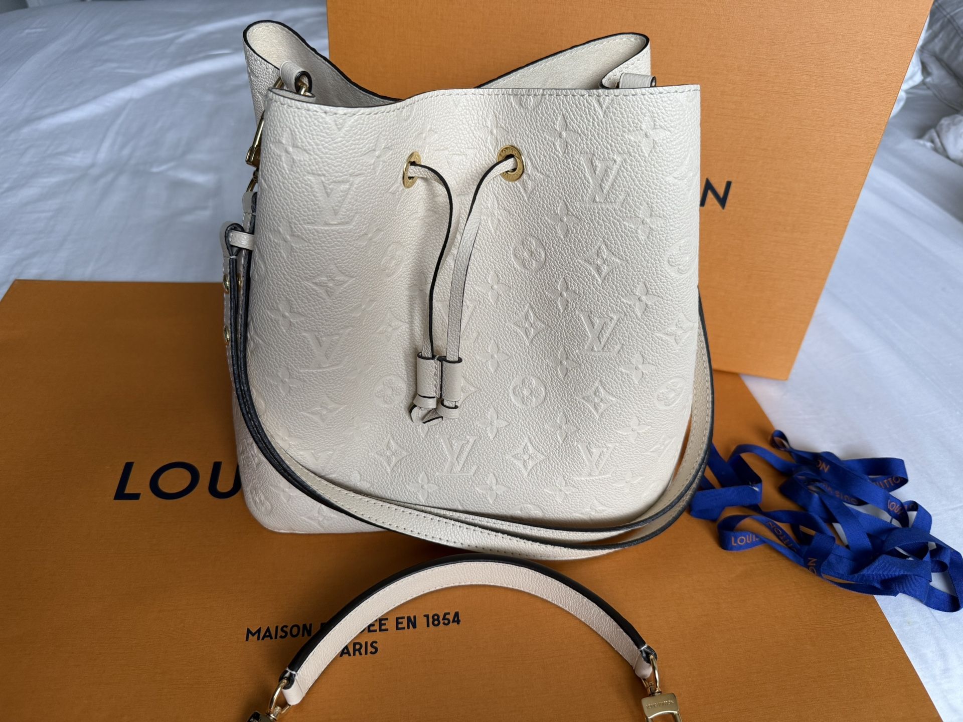 Louis Vuitton Néonoé MM Leather Bag