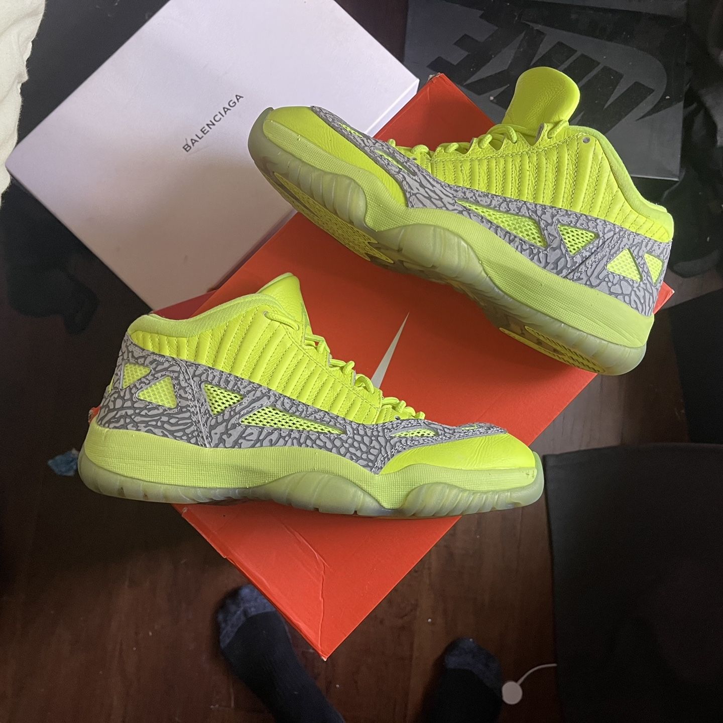 Volt jordan sales 11