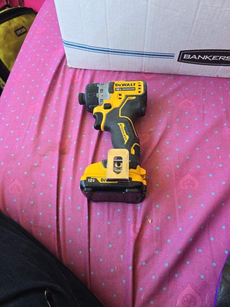 Like New Extrem Sub Compact Dcf601brusshless Impact And Battery No Charger