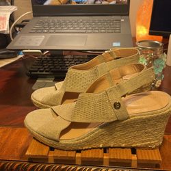 Bandolino Wedged Sandals Size 9.5 Gold And Shimmer 