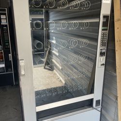 Snack vending machine