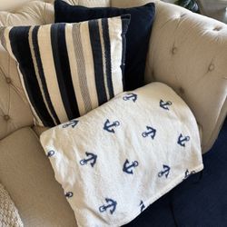 4 Throw Pillows And Blanket