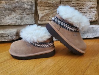UGG Classic Mini Crescent Boots Little Kids US Size 7 Chestnut Color NEW 