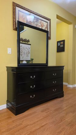 Clean and Nice Black 6-Drawer Dresser with Mirror.