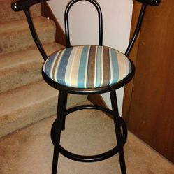 Metal chair/stool that swivels back & forth.