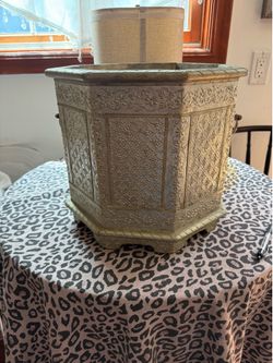 METAL PLANTER