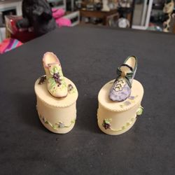 Vintage 1990's Victorian Miniature High Heel Shoe Oval Trinket Boxes W/Lids, Hand-painted Florals Willow Hall Resin 2.75"L X 1.75"W X 2.75"H Set Of 2