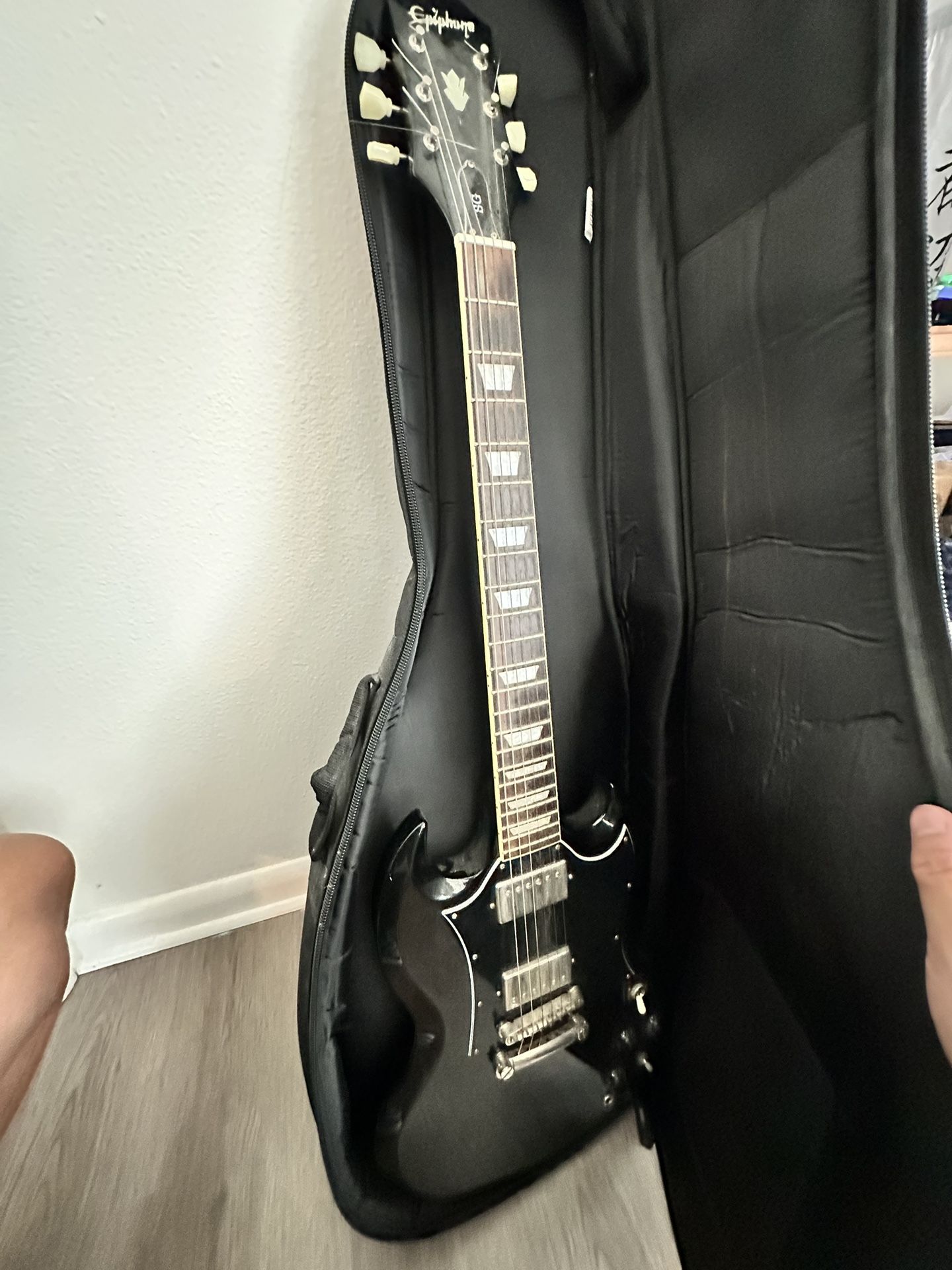 Electric Guitar + Speaker