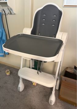 Oribel-Cocoon gray high chair with wheels and straps