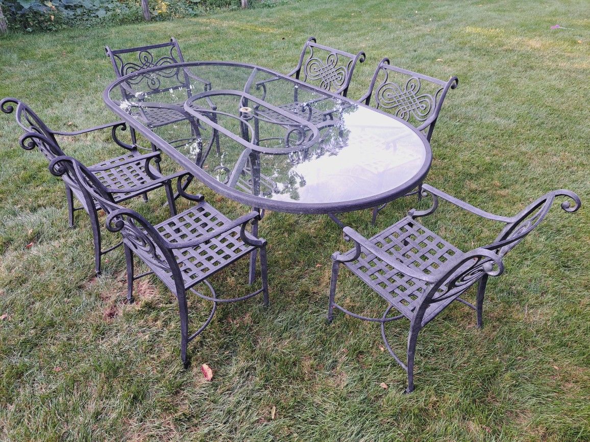 Cast Aluminum Patio Set.