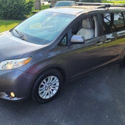 2013 Toyota Sienna XLE Minivan 