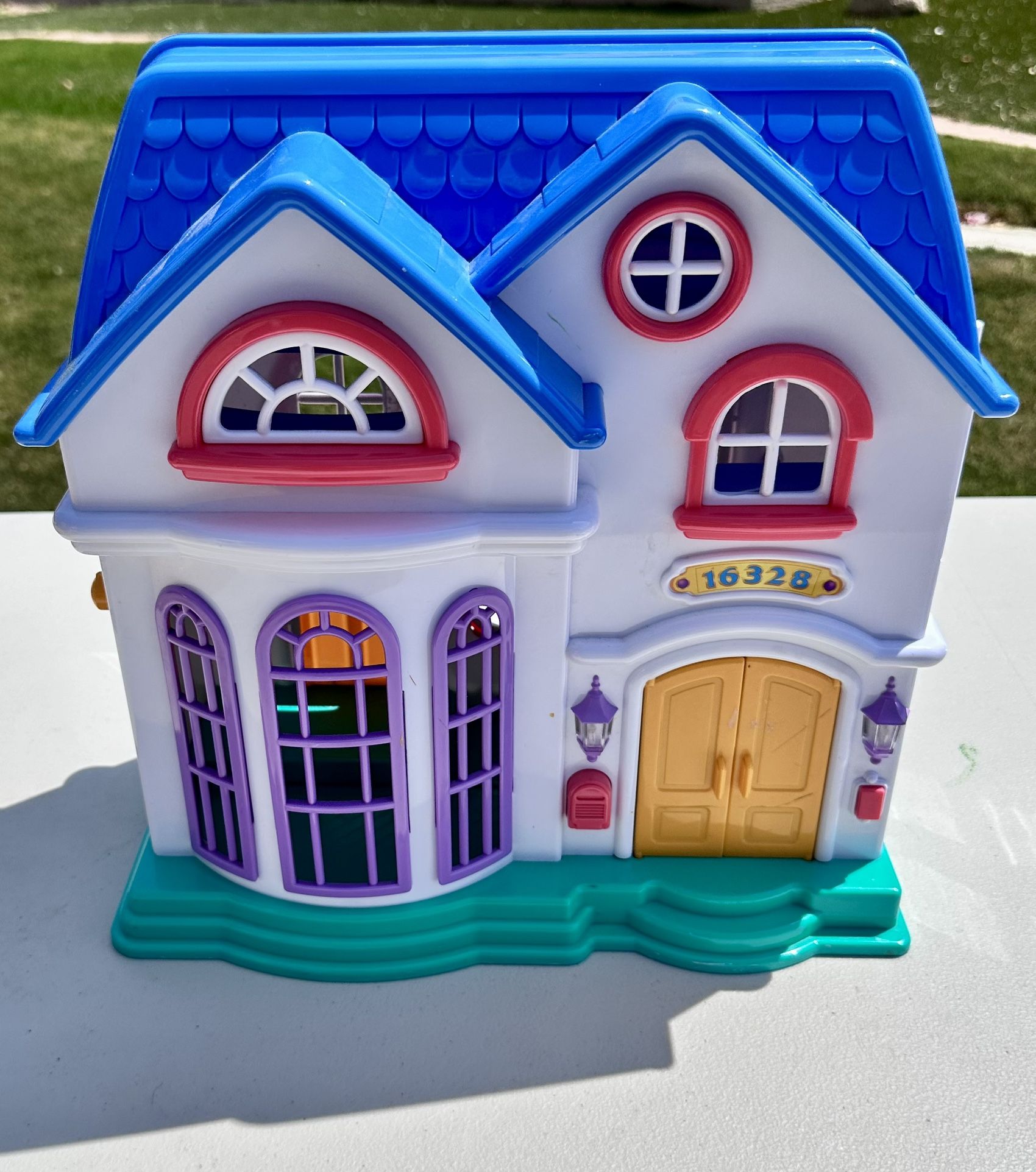 So Cute Sturdy Keenway My Happy Family Fold-out Dollhouse And 12 plus accessories - Shopkins, Dora, Disney