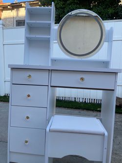 exquisite vanity table With LED Light Mirror