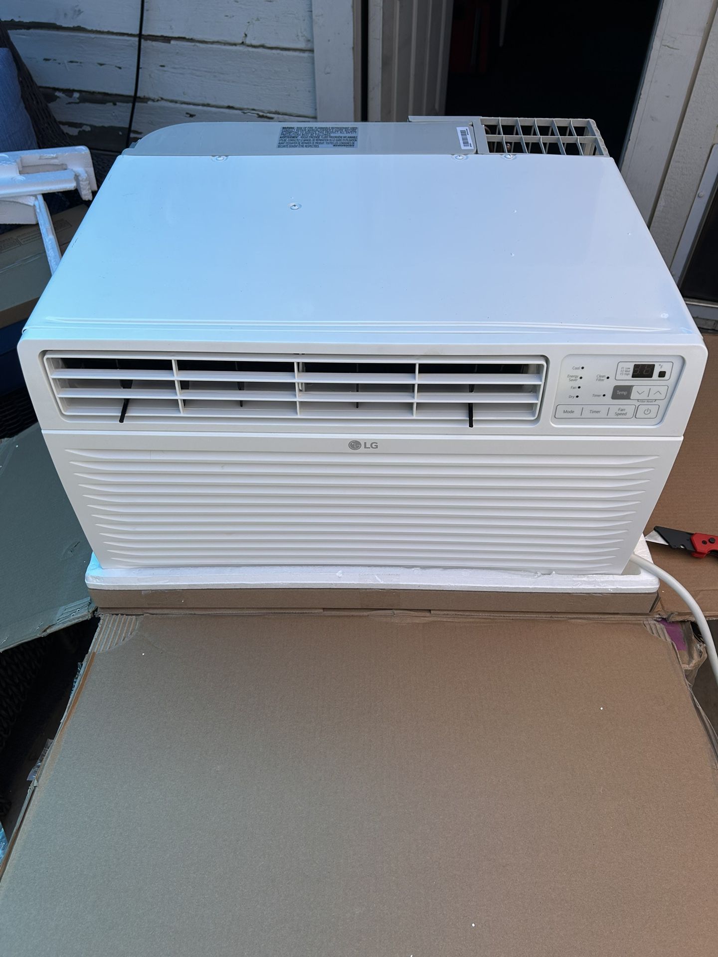 New Window/Through The Wall Air Conditioner Cools 530sq-ft By Lg