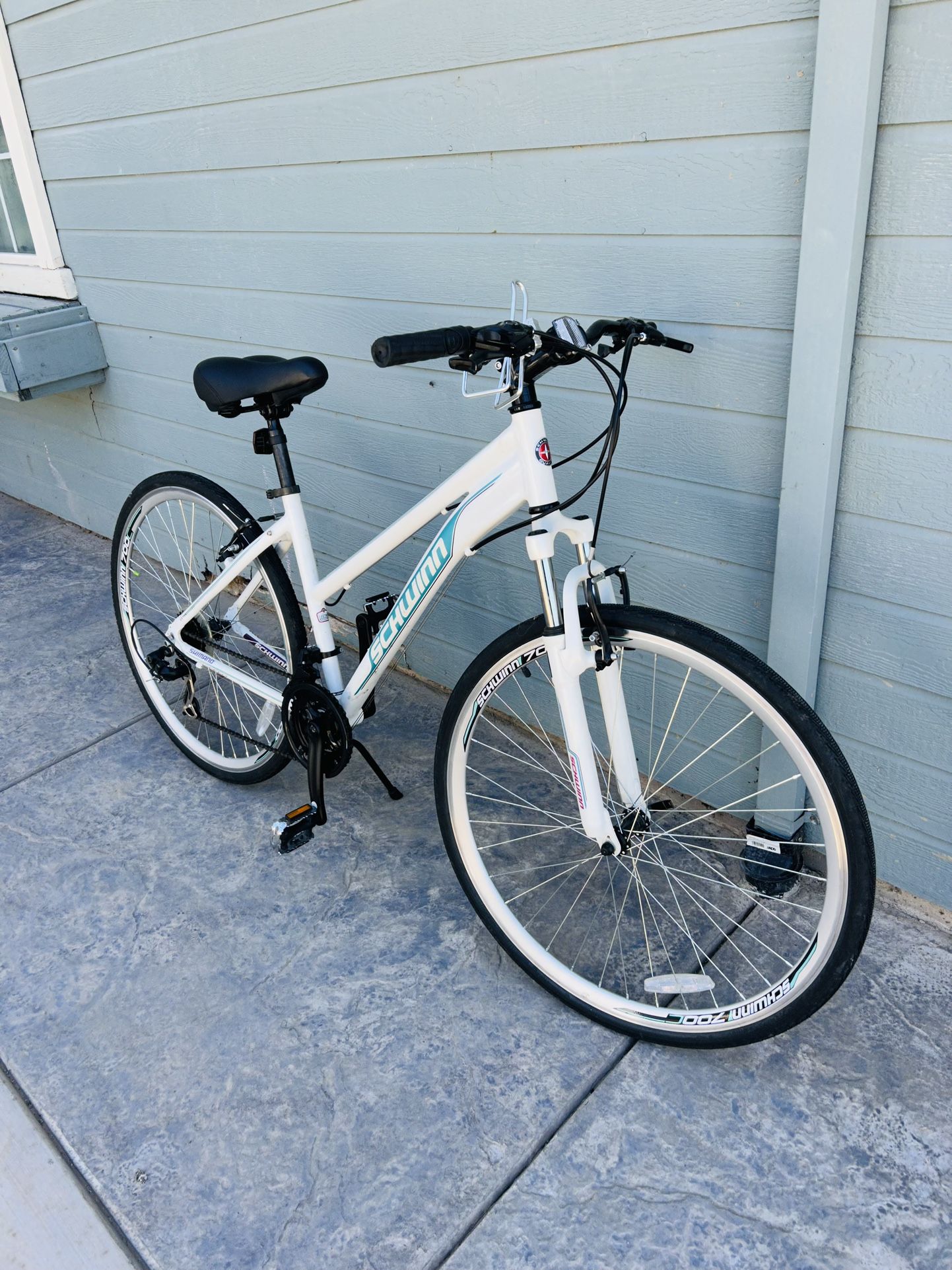 SCHWINN DSB HYBRID BIKE 700cc Wheels