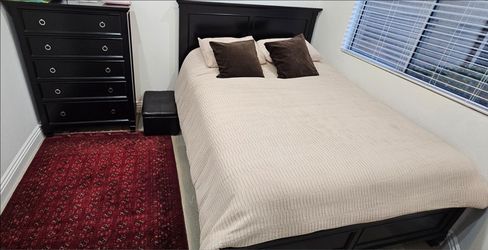 BEAUTIFUL DARK BROWN QUEEN BEDROOM SET in excellent condition! This elegant matching bedroom set features a timeless design with modern silver ring pu