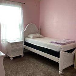 Disney Princess Rooms To Go Twin Bed frame & Bedside Table