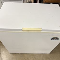 Frigidaire 7 CF Cheat Freezer 