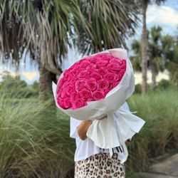 Stunning bouquet of 50–100 roses 