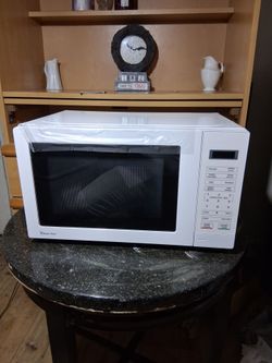 BRAND NEW Microwave (USC Area) - 700W / 0.7 cu ft - $15