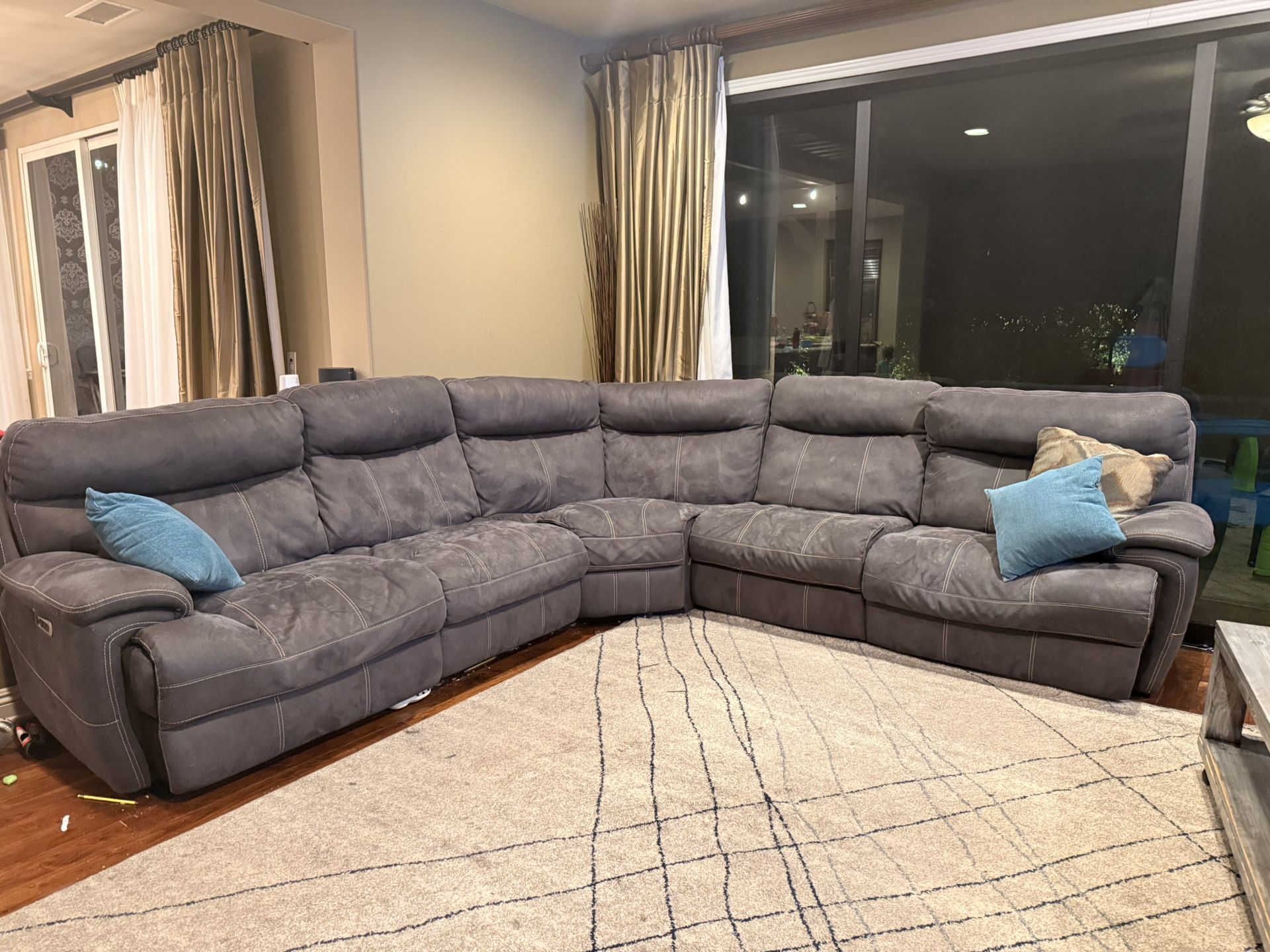 Living spaces modular sectional - Power Recliners