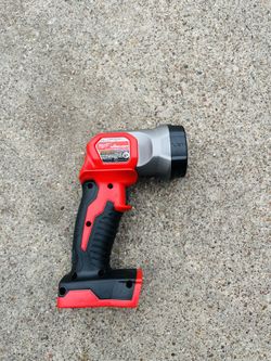 2735-20 Milwaukee M18 18-Volt Lithium-Ion Cordless 100 Lumens LED Flashlight (Tool-Only) new 