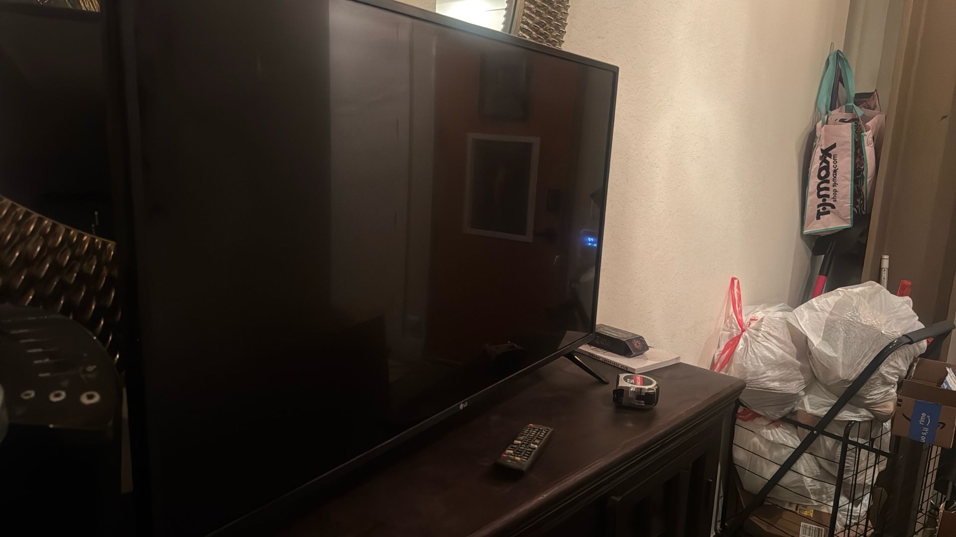 40” LG Smart TV w Remote