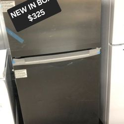 10.1 cuft Refrigerator **NEW ** Top Freezer Refrigerator w/warranty