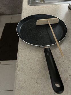 10 Inch Crepes Nonstick Pan With Spreader Selling 25.00 Never Used