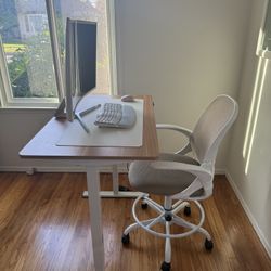 Electric Standing Desk – White Frame & Wood Top (40” x 24”)