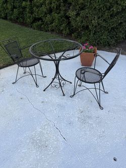 Rod iron small table and chairs