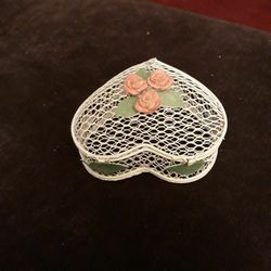 Heart shaped mesh box Fastens Closed