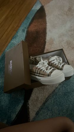 Burberry shoes designer