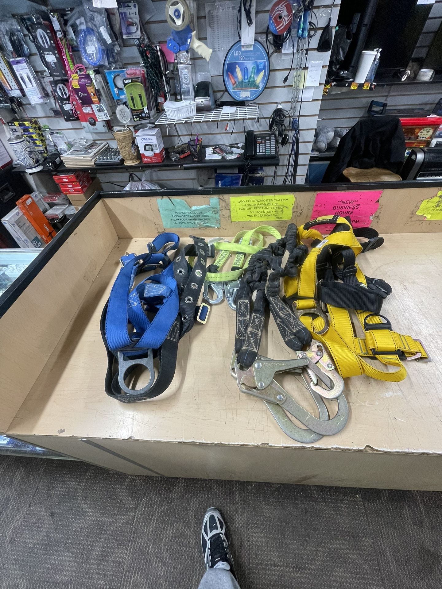 YELLOW & BLUE HARNESS GUARDIAN W 2 ATTACHMENTS FULL SET SELLING FOR $169‼️